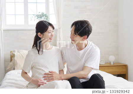 妊娠している妻のお腹を触る夫 131929342