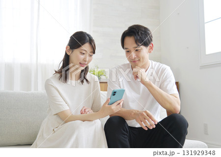 リビングでスマホを使うカップル 131929348