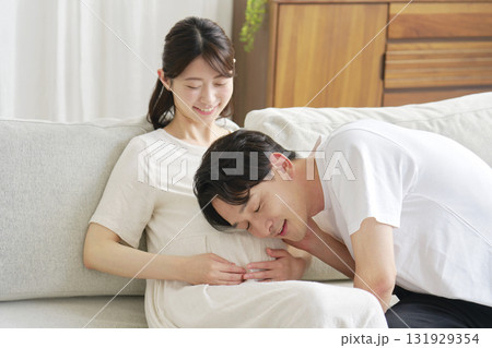 妊娠中の妻のお腹に耳を当てる夫 妊娠中の妻のお腹に耳を当てる夫 131929354