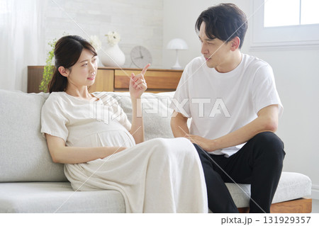 夫婦喧嘩　妊娠中に夫を叱る妻 131929357
