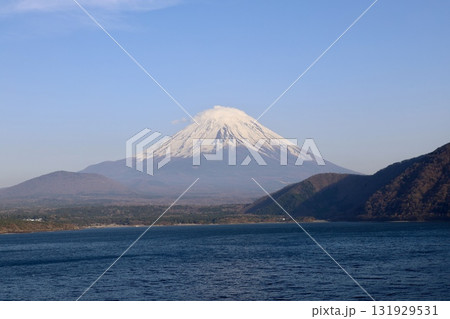 本栖湖から望む、冠雪した富士山 本栖湖から望む、冠雪した富士山 131929531