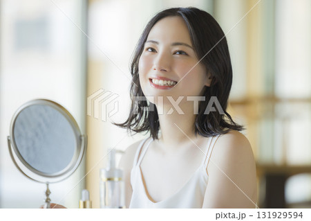 リビングで鏡を見る女性 リビングで鏡を見る女性 131929594
