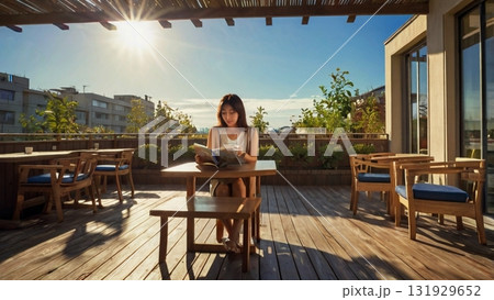 オープンカフェで過ごす読書とコーヒーの幻想的で心癒される時間 131929652