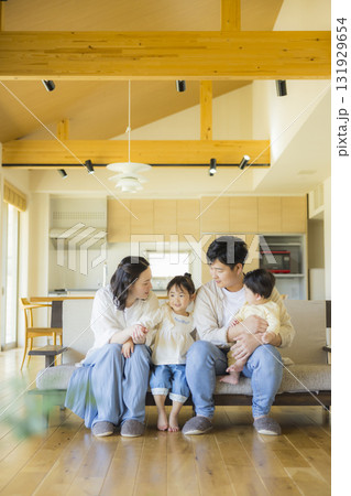 リビングのファミリー　 131929654