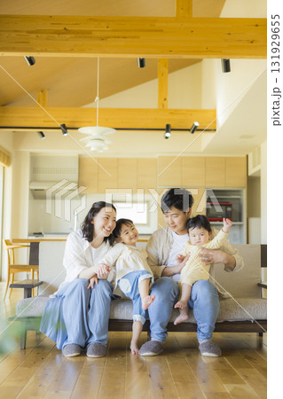 リビングのファミリー　 131929655