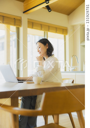 キッチンでパソコンを使う女性 キッチンでパソコンを使う女性 131929781