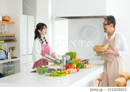 キッチン　料理をするミドル夫婦 131929852