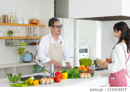 キッチン　料理をするミドル夫婦 131929857
