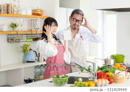 キッチン　食材費がかかり過ぎてびっくりしている夫婦 131929949
