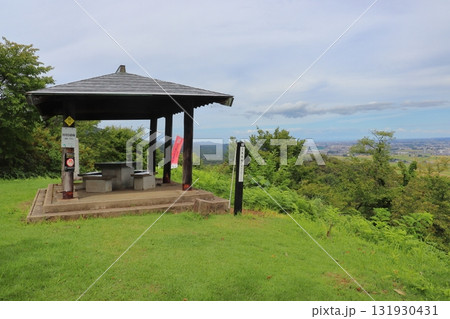 鮫ヶ尾城本丸跡の山頂の風景（新潟県妙高市） 131930431