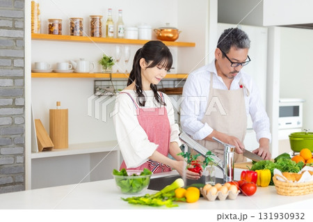 キッチン　料理をするミドル夫婦 131930932