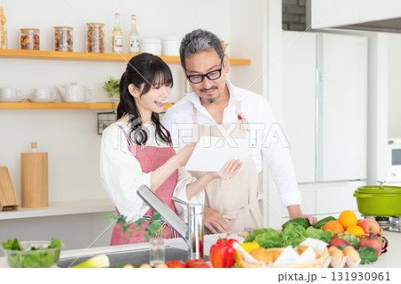 キッチン　料理をするミドル夫婦 131930961
