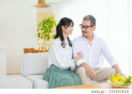 ソファーに座り談笑するミドル夫婦 131931018