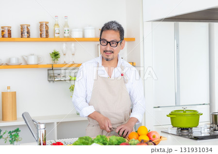 キッチン 料理をするミドル男性 キッチン 料理をするミドル男性 131931034