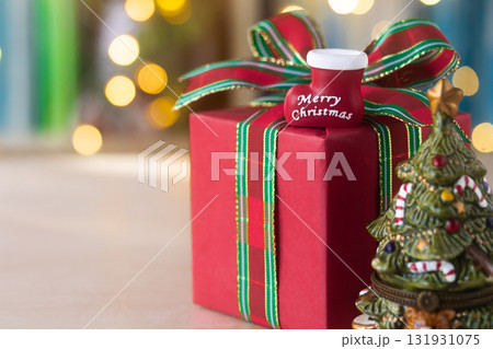 イルミネーションバックのクリスマスプレゼント 131931075