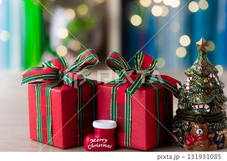 イルミネーションバックのクリスマスプレゼント イルミネーションバックのクリスマスプレゼント 131931085