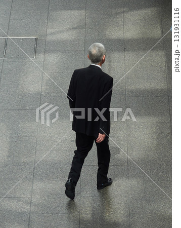 ハイアングルで見た夏の都市の街で歩く一人の中年男性サラリーマンの姿 ハイアングルで見た夏の都市の街で歩く一人の中年男性サラリーマンの姿 131931116
