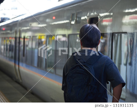 夏の名古屋駅のホームで電車待ちの中年男性の姿 夏の名古屋駅のホームで電車待ちの中年男性の姿 131931135