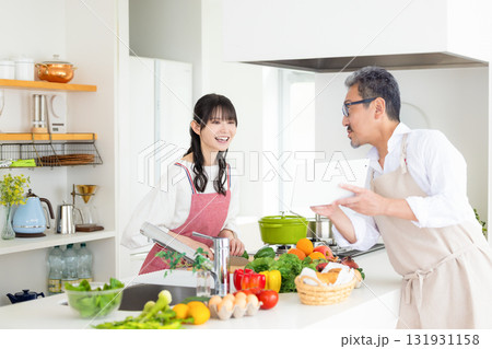 キッチン 料理をするミドル夫婦 キッチン 料理をするミドル夫婦 131931158