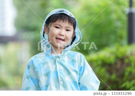 雨の日にレインコートを着ている子供 雨の日にレインコートを着ている子供 131931290
