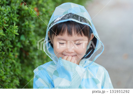 雨の日にレインコートを着ている子供 131931292