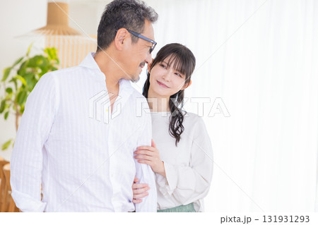 寄り添うミドル夫婦 寄り添うミドル夫婦 131931293