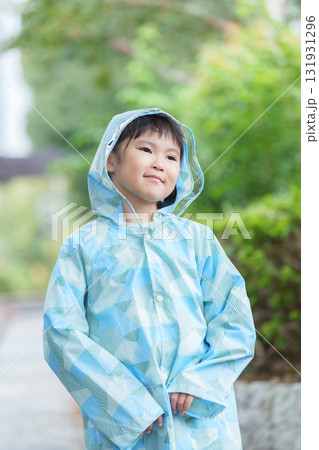 雨の日にレインコートを着ている子供 131931296