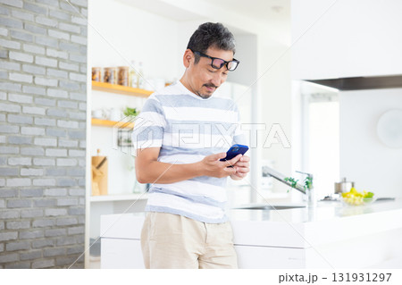 ライフスタイル　スマホを見ているミドル男性 131931297