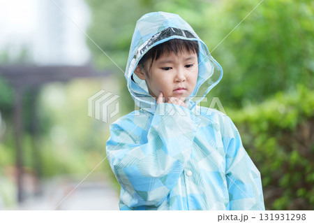 雨の日にレインコートを着ている子供 131931298