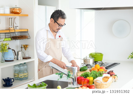 キッチン　料理をするミドル男性 131931302