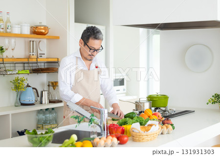 キッチン　料理をするミドル男性 131931303