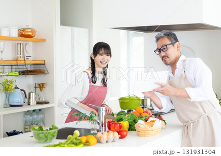 キッチン　料理をするミドル夫婦 131931304