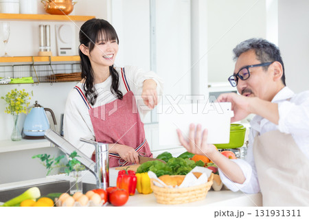 キッチン　料理をするミドル夫婦 131931311