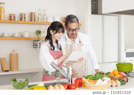 キッチン　料理をするミドル夫婦 131931320