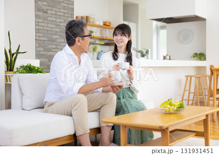 ソファーに座り談笑するミドル夫婦 131931451