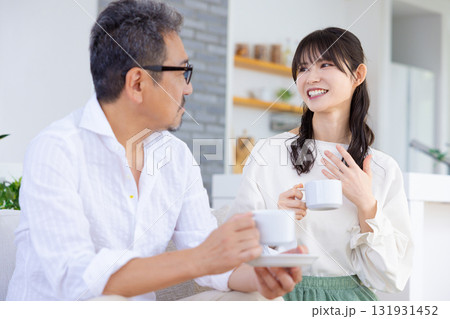 ソファーに座り談笑するミドル夫婦 131931452