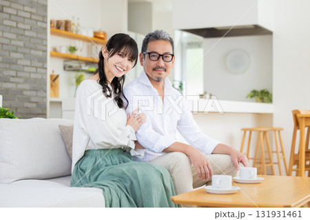 ソファーに座り談笑するミドル夫婦 131931461