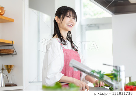 キッチン　料理をする主婦 131931739