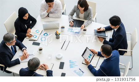 オフィスで会議をするビジネスパーソン・外資系企業 131931756