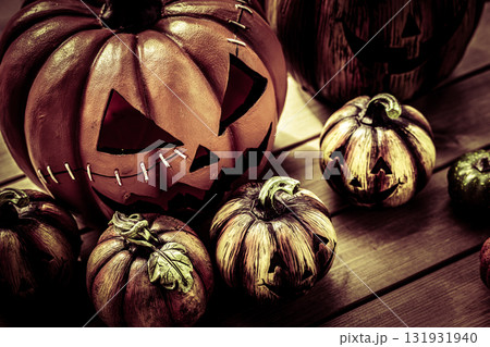 ホラーな雰囲気のハロウィン飾り — かぼちゃのオブジェ 131931940