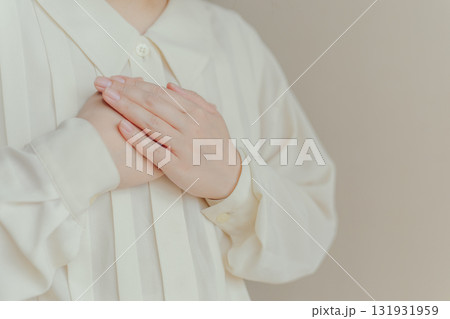 胸に両手をあてる女性 胸に両手をあてる女性 131931959