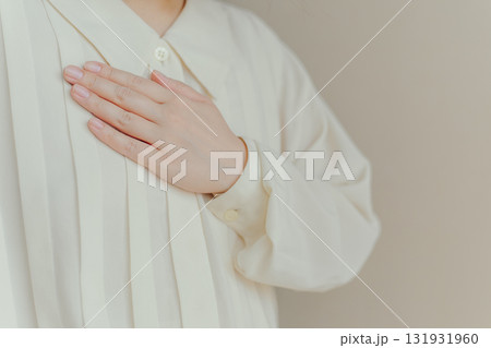 胸に手をあてる女性 131931960