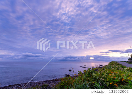 青森県・大間から望む夜明け 青森県・大間から望む夜明け 131932002