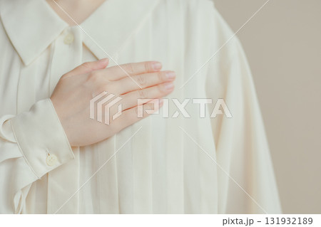 胸に手をあてる女性 胸に手をあてる女性 131932189