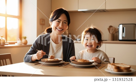 家族、親と子供の朝の朝食、団らんシーン 家族、親と子供の朝の朝食、団らんシーン 131932528