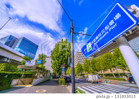 日本の東京都市景観　三越前駅や常盤橋防災船着場案内標識などを望む 131933013