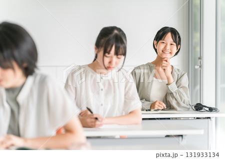 学校,塾で授業を受ける私服姿の小学生,中学生の女の子 学校,塾で授業を受ける私服姿の小学生,中学生の女の子 131933134