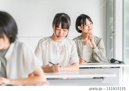 学校,塾で授業を受ける私服姿の小学生,中学生の女の子 131933135