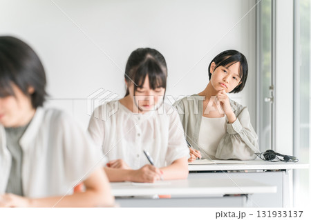 学校,塾で授業を受ける私服姿の小学生,中学生の女の子 131933137
