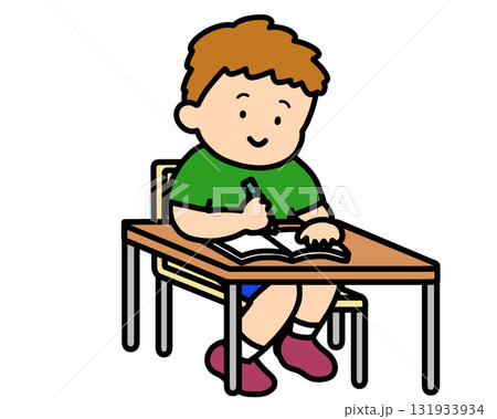 ノートに書く茶髪の男の子 131933934